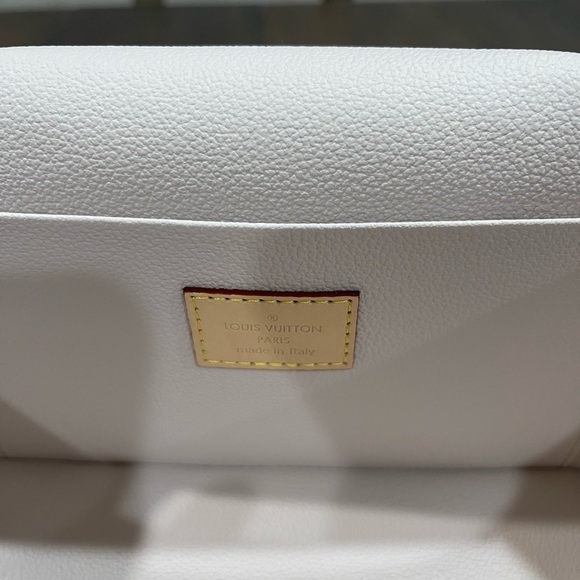 Louis Vuitton - Picture 3 of 5